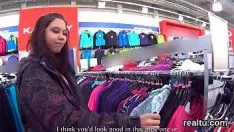 Jouer Une adolescente tchécoslovaque surprenante est fabriquée dans le centre commercial et se fait baiser en pov