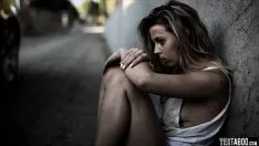 Jouer Une adolescente vierge sans-abri se fait baiser par un mec cadeau