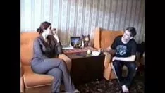 Odtwórz Nieprofesjonalny rosyjski ropiejący i młody chłopak