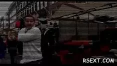 Odtwórz Dziecko z małymi cyckami mocno się pieprzy