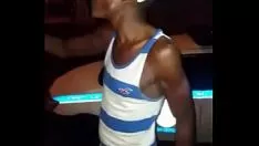 Oynat Adam pisi-kedi besleme konusunda bir dj