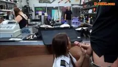 Redare Ofițer cu fundul mare fuge cu un tip de înmuiat