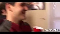 تشغيل الرجال يضربون الجمال الغالي