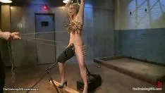 Riproduci La bionda tettona si sottopone alla preparazione del bdsm
