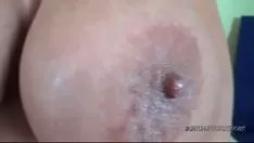 Jouer péché de poitrine