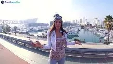 再生 キタナはバーの後ろに置かれた彼女の引き抜きがからかいを解放するので、セックスをするように誘惑します