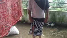 Jouer La voisine, qui séchait en portant des vêtements, a fait sa belle-sœur et l'a baisée dans la chambre! porno sexe népalais