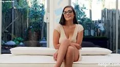 播放 您希望在三合会中看到的两个 hotscreen missys