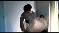 Jouer Mia saltation en combinaison transparente