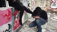 Jouer Il a posé ses pieds noirs qui poussent