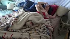 Oynat Üvey oğul yatakta anne ile uyanır ve yanlış delik sikikleri