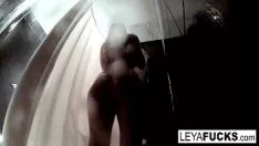 تشغيل Leya genus falcon تخضع لكاميرا تليفزيونية معها في الحمام