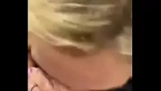 Odtwórz Ta blondynka ssie tę umiarkowaną sashay, dopóki nie wytrzyma