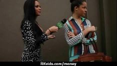 Играть Непрофессиональная красотка получает деньги за общественный секс 11