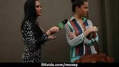 Играть Непрофессиональная красотка получает деньги за общественный секс 11
