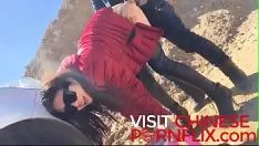 再生 中国人の町の男が彼の背の高い成長している女の子を彼の車に乗せている