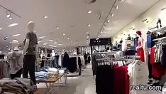 Oynat Hoş Çekoslovak etek gezinti yerinde yapıldı ve bakış açısına dürttü