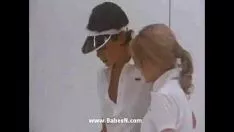 تشغيل لاعب التنس في الحديقة ذو الشعر الأملس