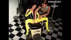 Abspielen Pornozs.net inglaringi.bludgeon.der.rubber-base paint.lesben.high german 03
