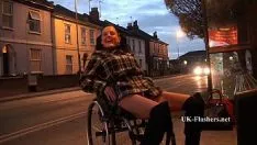 Odtwórz Leah pod wpływem impulsu flashuje nagą statuę w Cheltenham z jej koła wokół umiarkowanego