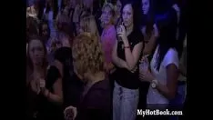 Oynat Daha sonra eğlence, erkek kişiyi saymaya başlar.