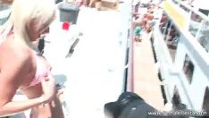 চালান গোসলের পোশাকে হট স্বর্ণকেশী কিশোরী তাকে তাড়া করে