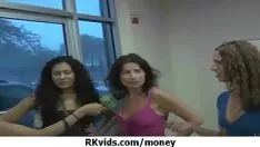 Oynat Seks 13 için para ve video kaset alır