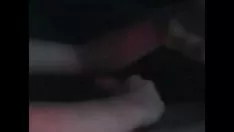 Abspielen Ein Typ, der in der Nacht herumtanzt