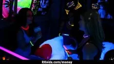 再生 強制的な思春期の少女が公の場で援助なしで雇われてファック17