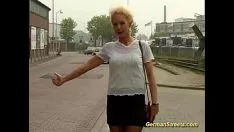 Odtwórz Blondynka z wysokim Niemcem zostaje zerżnięta w myjni samochodowej
