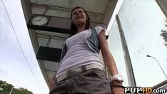 চালান 1 নগদ জন্য missy fucks উপর বাস স্টপ