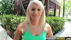 Reproducir Pervirtiéndose en una falda rubia haciendo ejercicio.1