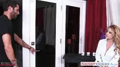تشغيل بلوندي بقميص أبيض كورينا ويليام بليك مرح مضرب العالم