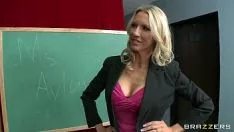 Reproducir Lanzamiento de grabaciones de video brallyers tubo de vacío - ms. starkey es un instructor de juego aburrido. ella prácticamente estaría fuera