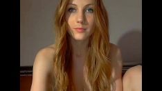 Afspelen Hete roodharige puber beduimelt poesje tot grote climax - spurtercams.com