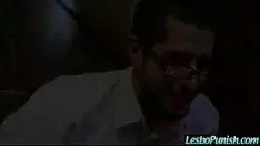 Odtwórz Gorąca panna zostaje ukarana przez lesbijkę z seksowymi wibratorami wideo-17