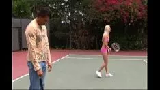Putar Slattern bertanduk tersebar di lapangan tenis woo