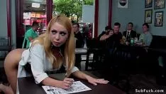Redare Orificiu blond futut public bar