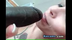 播放 拿了最大假阳具的红发女郎