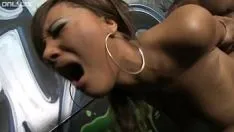 Afspelen Rondborstige catalina taylor propt haar poon met een dikke kloppende lul