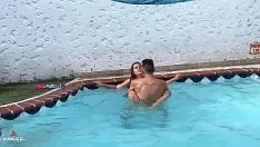 再生 隣人が太陽の下にやって来て、私はプールでおいしいフェラをするように彼女を誘惑します
