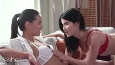 تشغيل Lesbea ترتدي ملابس داخلية مثيرة وتمارس هاتان السحاقيات الجنس الحميم معًا