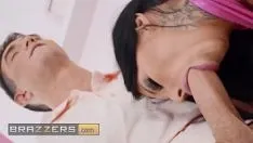 Jouer Jenna Swhite enroule ses lèvres charnues autour de la grosse bite de Jimmy et gémit pour en savoir plus - Brazzers