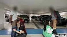 再生 公共駐車場で2人の大きなお尻のラテン系ルームメイトが2人の黒人男に犯される!!!