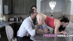 再生 Freeuseteenie - 10 代の教師のやり方が物議を醸している