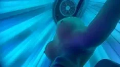 Jouer Se masturber et les tétons jouent dans le studio de bronzage