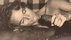 Reproduzir Pornografia interracial vintage muito rara, um homem chinês com uma mulher indiana