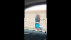 再生 若い女の子のストリート缶コレクターが老人の変態に犯される