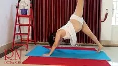 Afspelen Naaktyoga. regina noir. een vrouw in wit slipje beoefent yoga in de sportschool. slipje c1