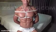 Jouer Des mecs asiatiques chauds adoraient et leurs tétons jouaient avec de gros muscles